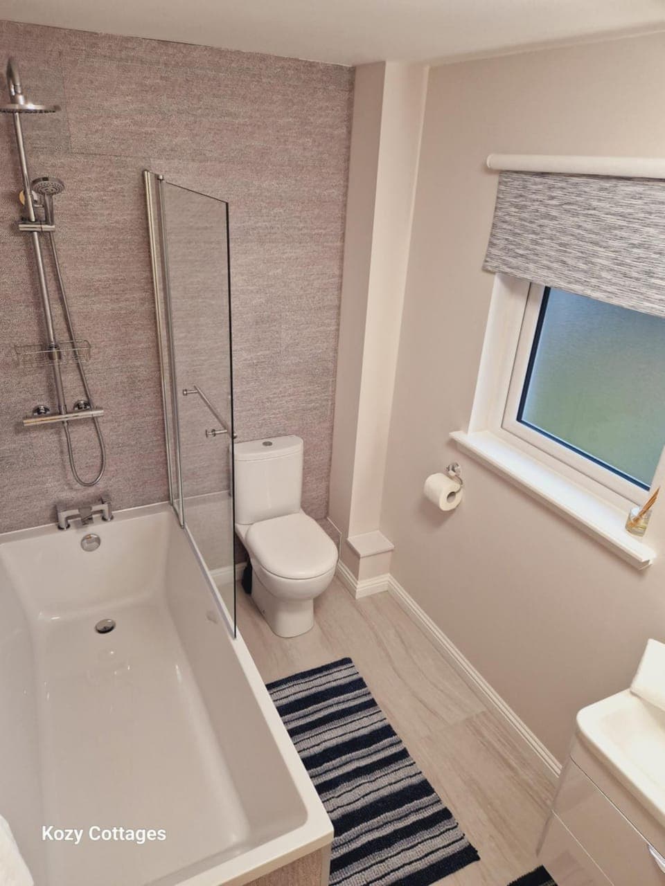 Shower, Toilet, Bathroom, Bath, towels