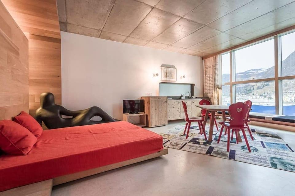 Bed, Kitchen or kitchenette, Living room, Photo of the whole room, Seating area, Bedroom