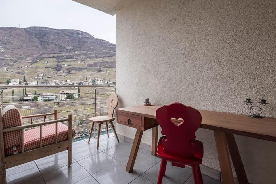 Natural landscape, View (from property/room), Balcony/Terrace, Seating area, Mountain view