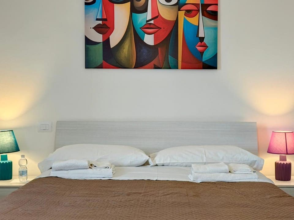 Bed, Bedroom, towels