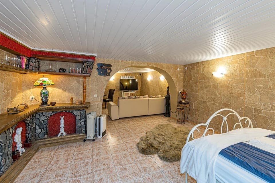 Bed, TV and multimedia, Photo of the whole room, Bedroom