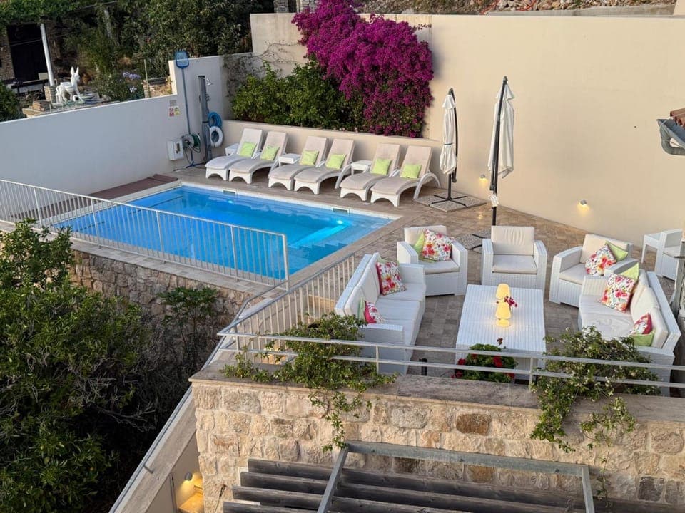Day, Balcony/Terrace, Seating area, Pool view, Swimming pool, sunbed