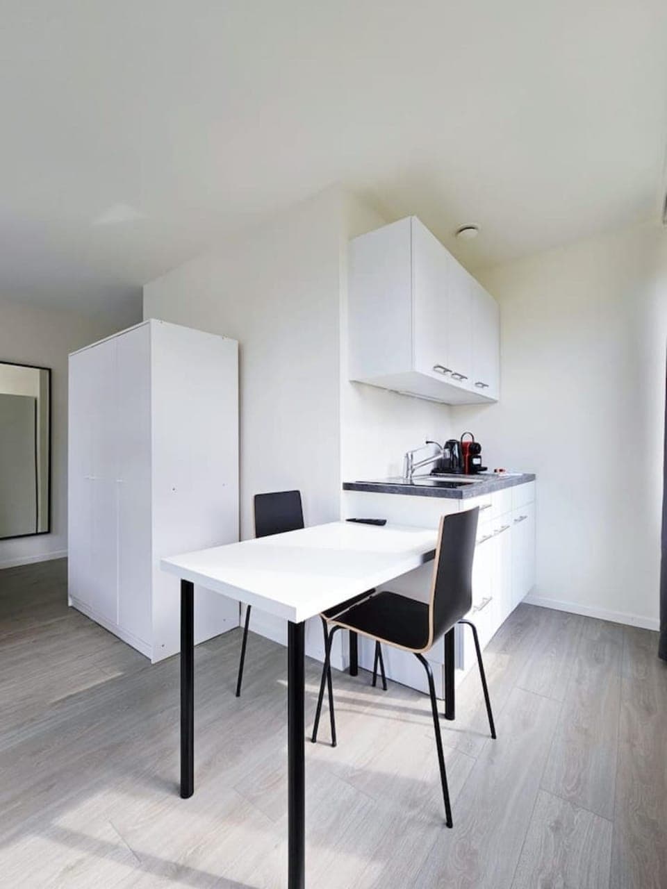 Kitchen or kitchenette, Dining area, stove