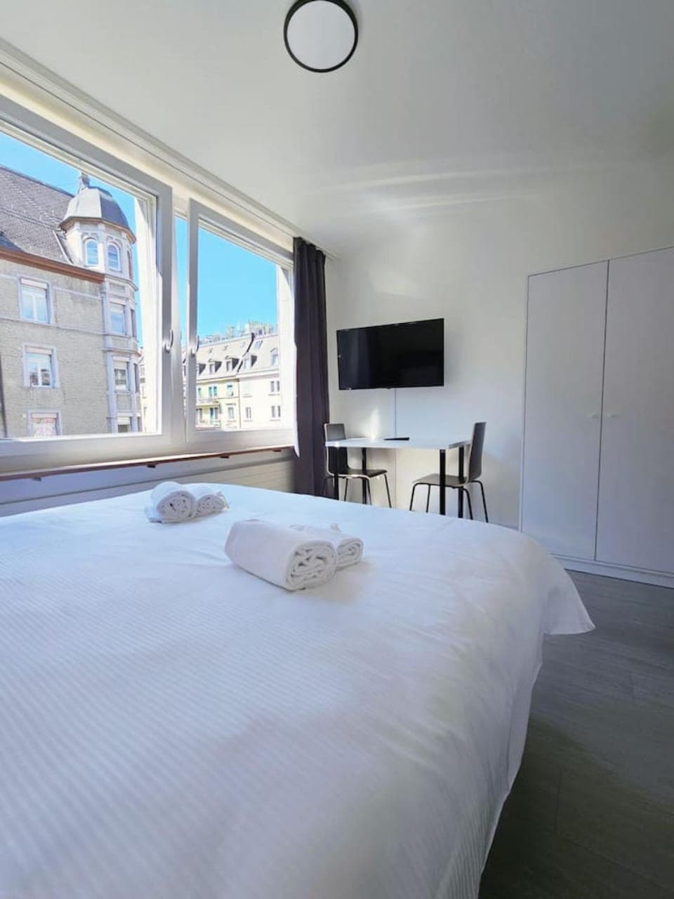 Bed, TV and multimedia, Bedroom, towels