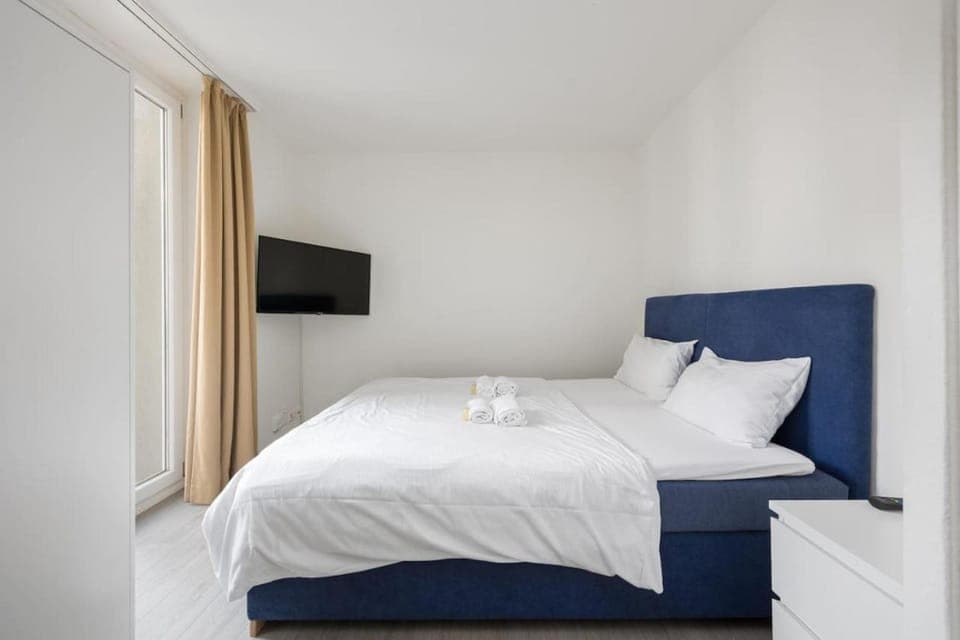 Bed, TV and multimedia, Bedroom, towels