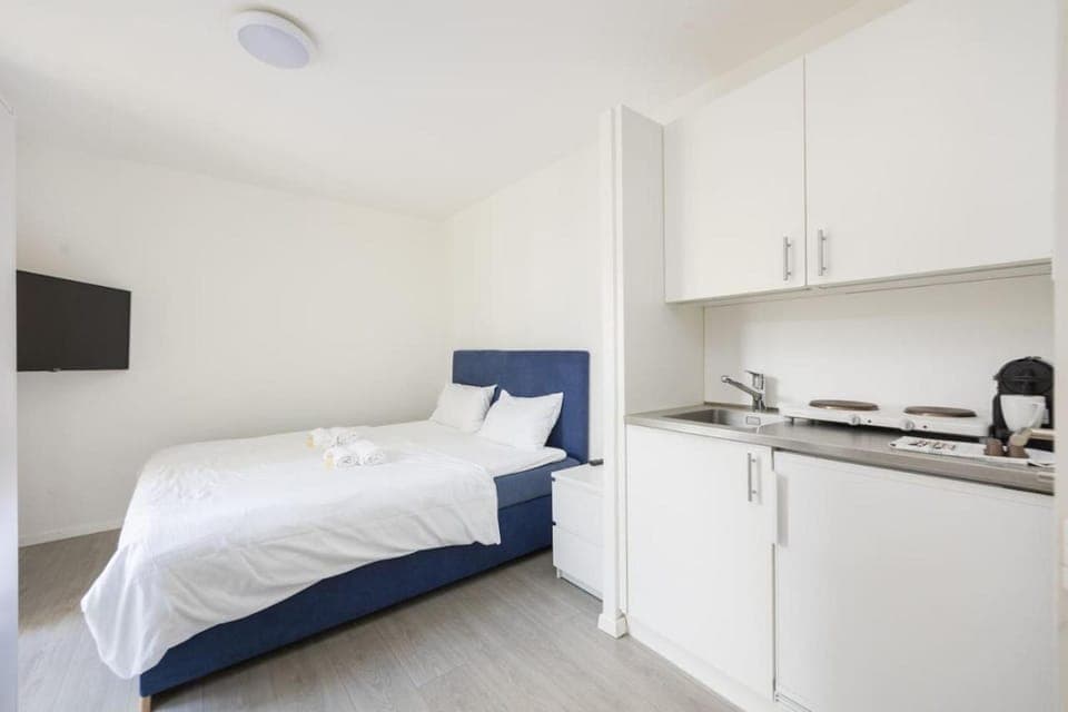 Bed, TV and multimedia, Kitchen or kitchenette, Bedroom