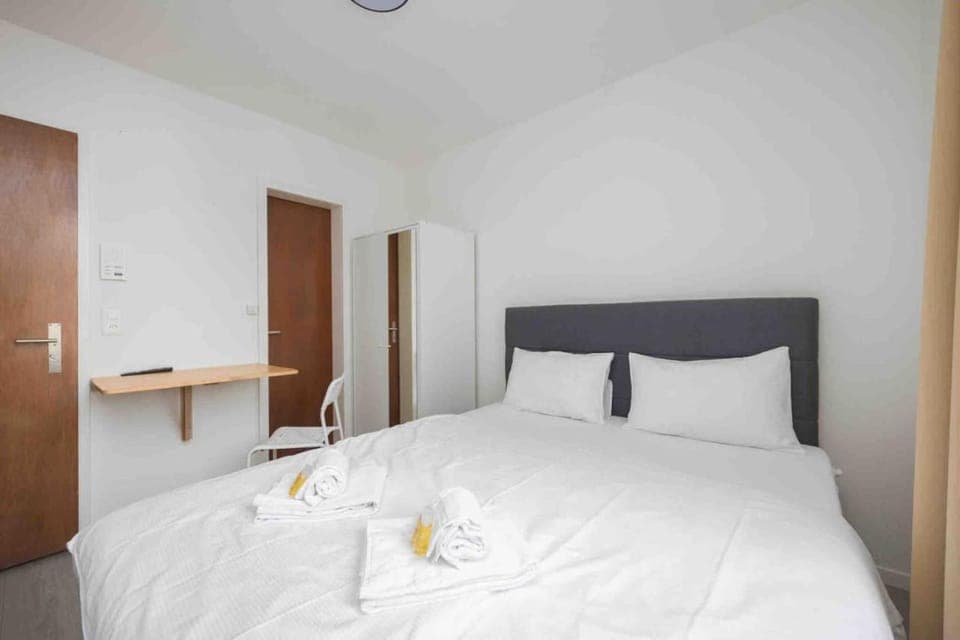 Bed, Bedroom, towels, wardrobe