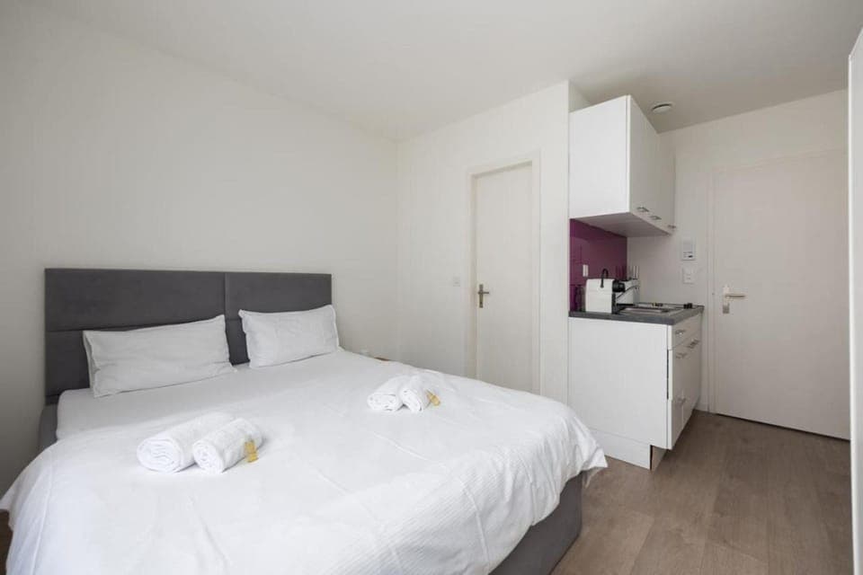 Bed, Kitchen or kitchenette, Bedroom, towels