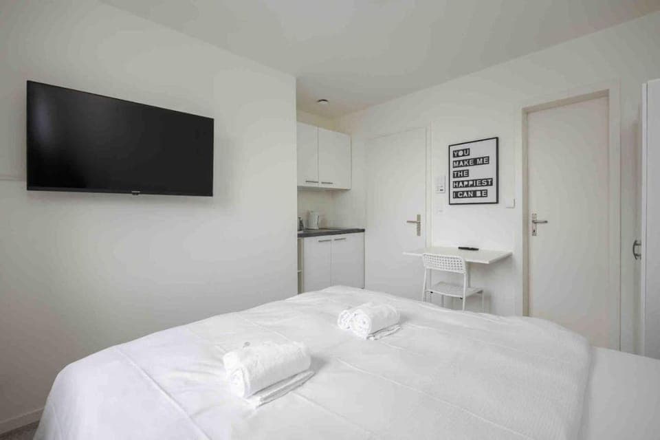 Bed, TV and multimedia, Kitchen or kitchenette, Photo of the whole room, Bedroom, hair dresser, towels