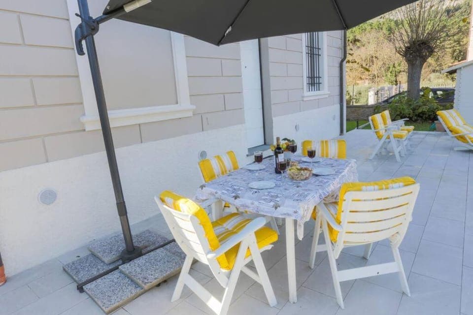 Patio, Day, Food and drinks, Dining area, Food, Drinks, Alcoholic drinks