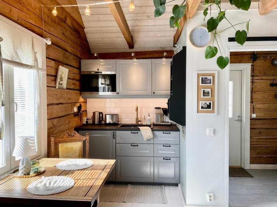 Kitchen or kitchenette, Dining area