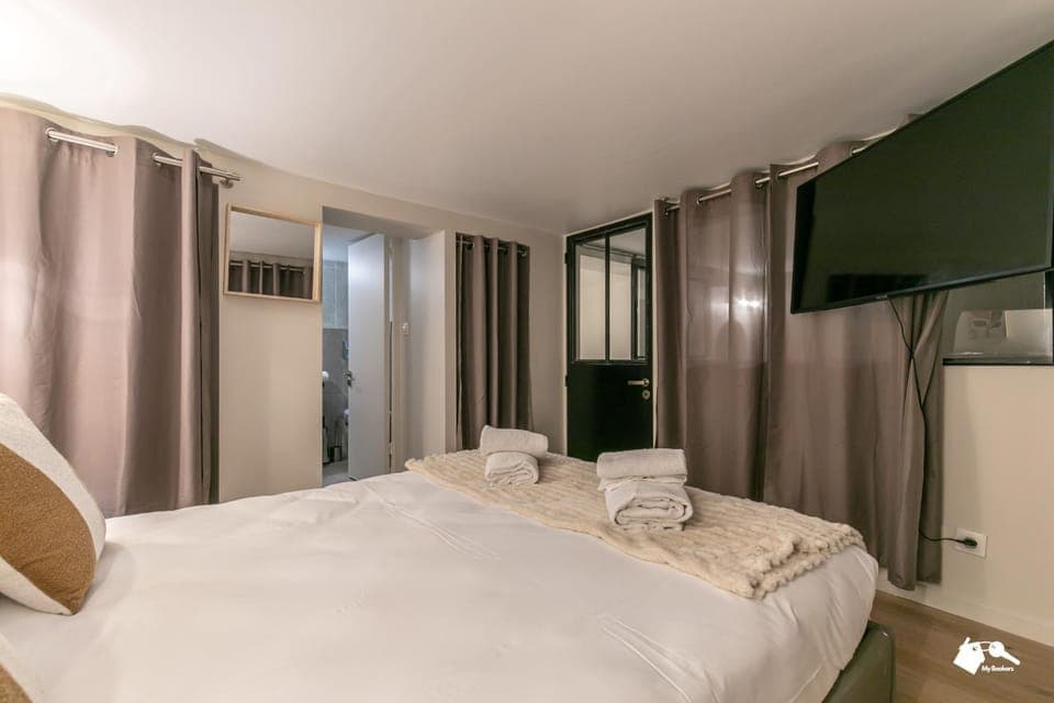 Bed, TV and multimedia, Photo of the whole room, Bedroom, towels