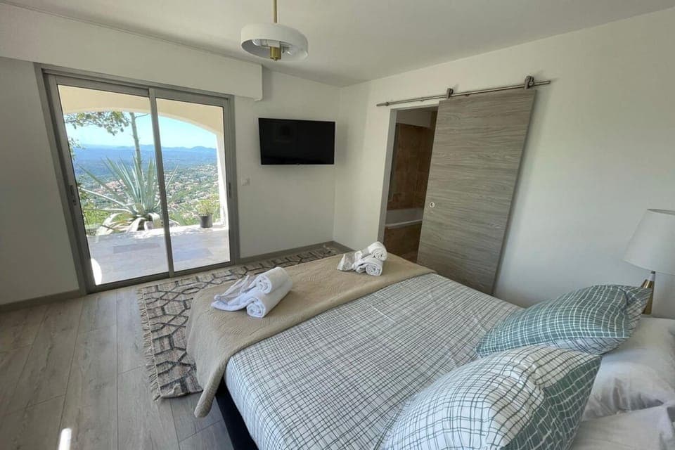 Bed, Natural landscape, TV and multimedia, Photo of the whole room, Bedroom, towels