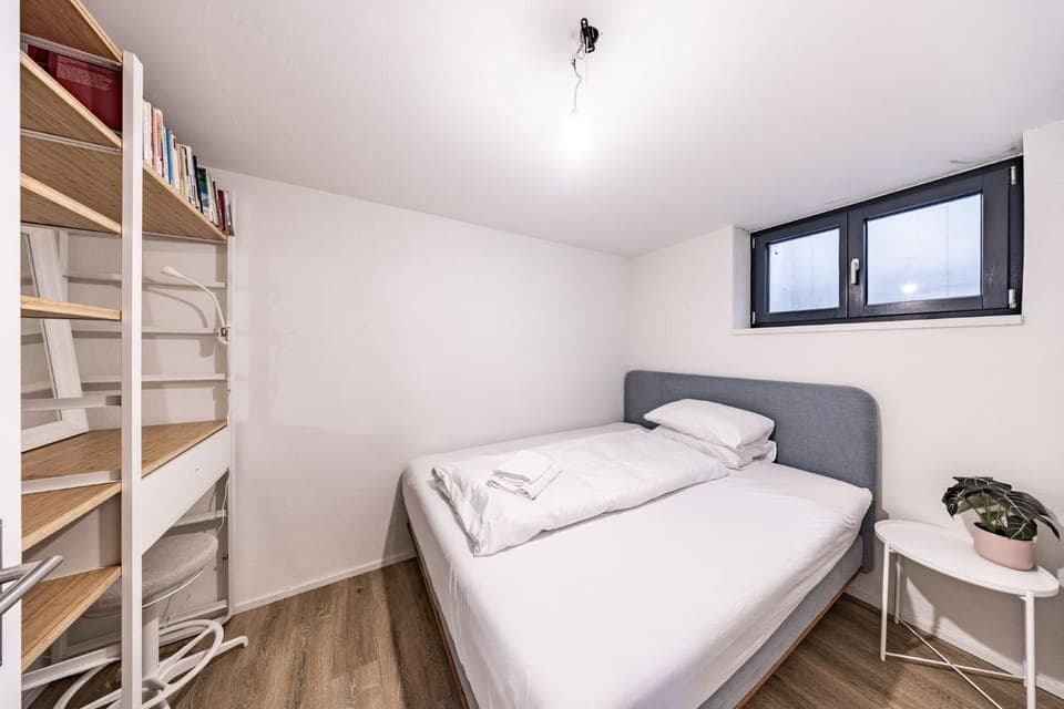 Bed, Photo of the whole room, Bedroom, Family, towels