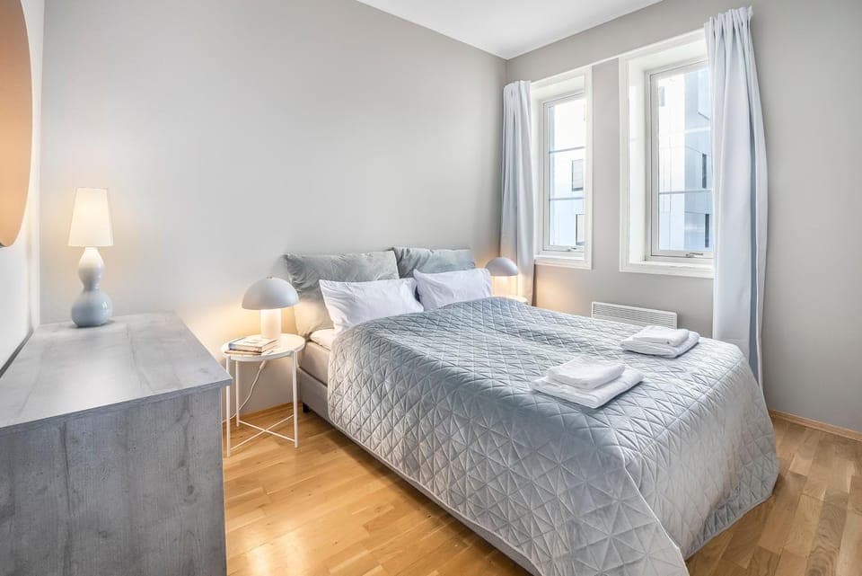 Bed, Bedroom, towels
