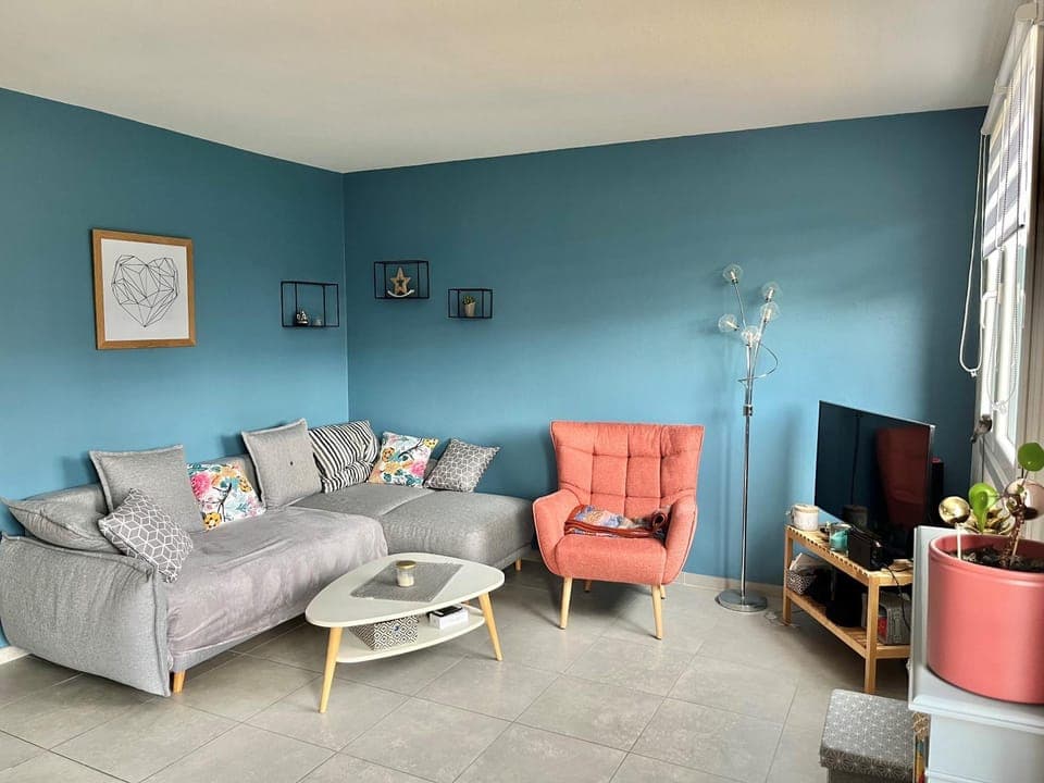 Property building, TV and multimedia, Living room, Seating area, internet