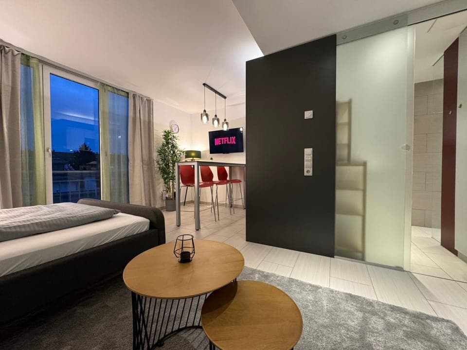 Bed, TV and multimedia, Living room, Photo of the whole room, Seating area, Bedroom