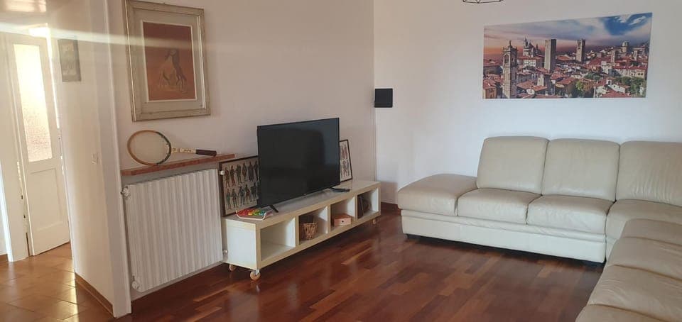 Communal lounge/ TV room, TV and multimedia, Living room, Seating area, Evening entertainment