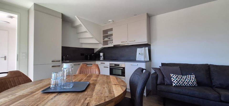 Kitchen or kitchenette, Living room, Seating area, Dining area, oven, stove