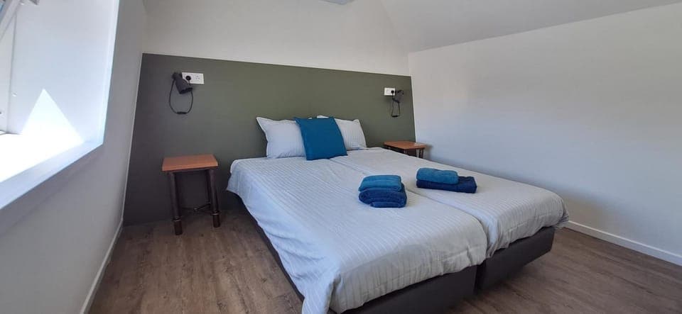 Bed, Photo of the whole room, Bedroom, towels