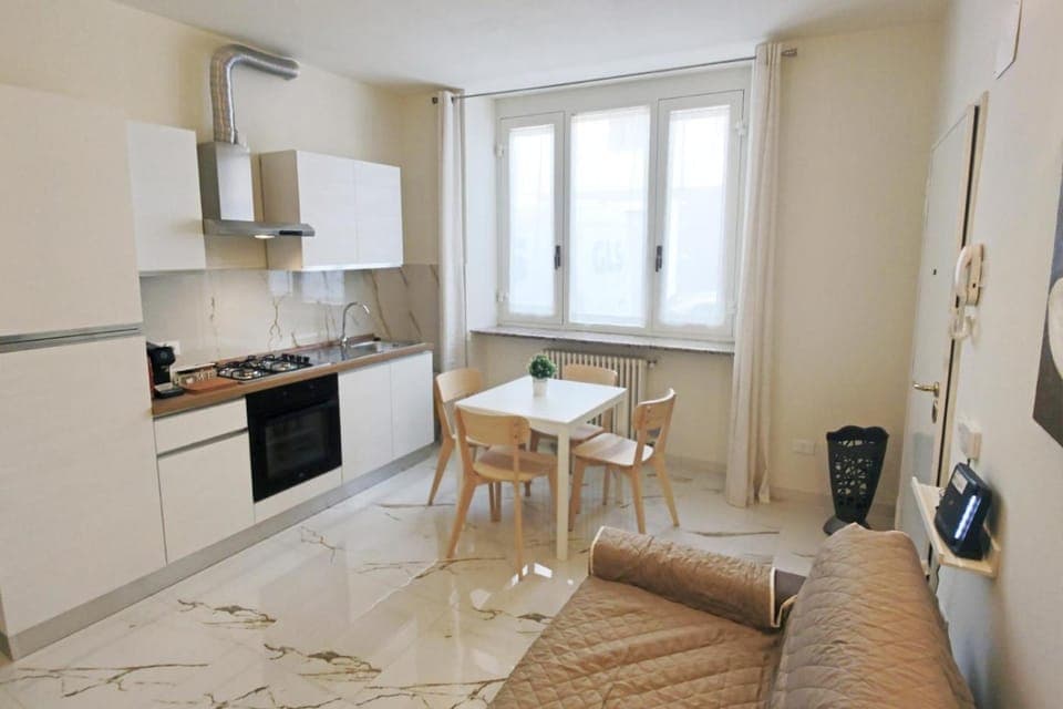 Seating area, Dining area, pet friendly, stove