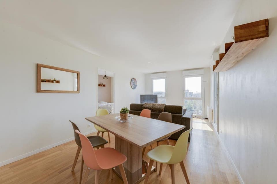 TV and multimedia, Living room, Seating area, Dining area