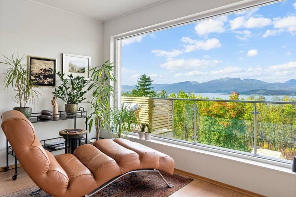 Central Arctic Panoramic Views Apartment in Tromso