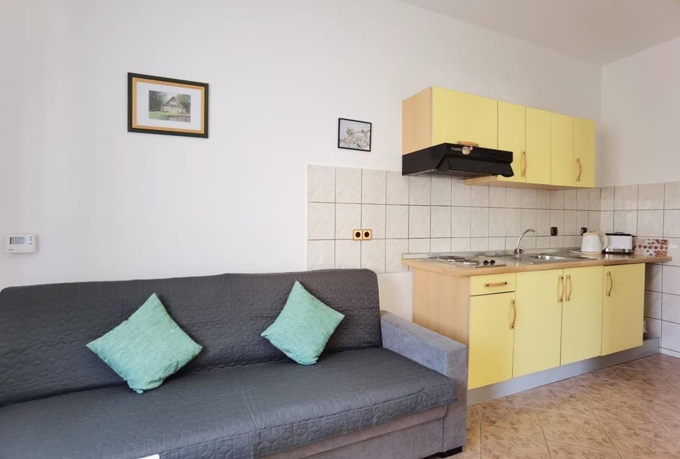 Kitchen or kitchenette, Seating area, stove