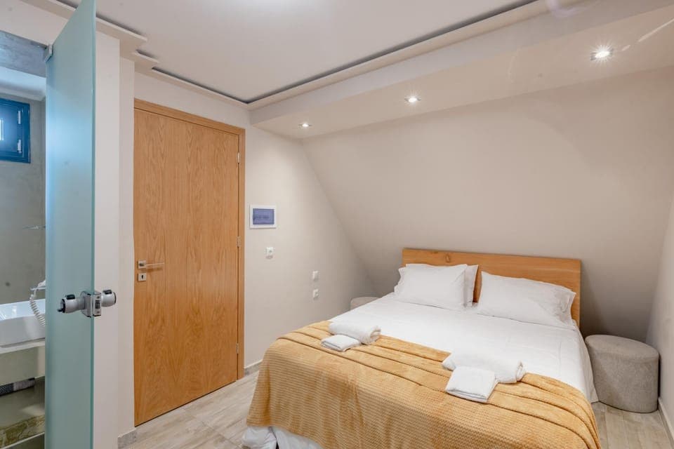 Bed, Photo of the whole room, Bedroom, towels, wardrobe