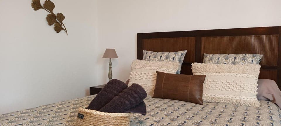 Bed, Bedroom, towels