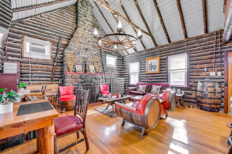 Easy Interstate Access: Original Poconos Log Cabin Cabin in Tunkhannock Township