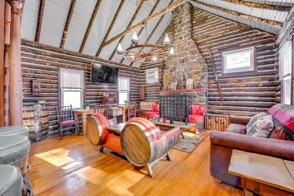 Easy Interstate Access: Original Poconos Log Cabin Cabin in Tunkhannock Township