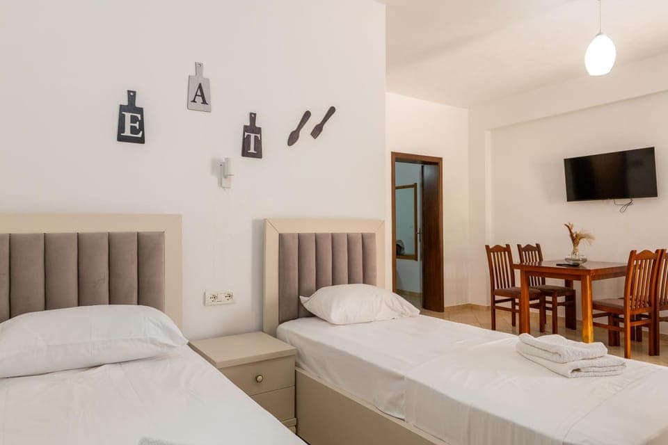 Bed, TV and multimedia, Photo of the whole room, Bedroom