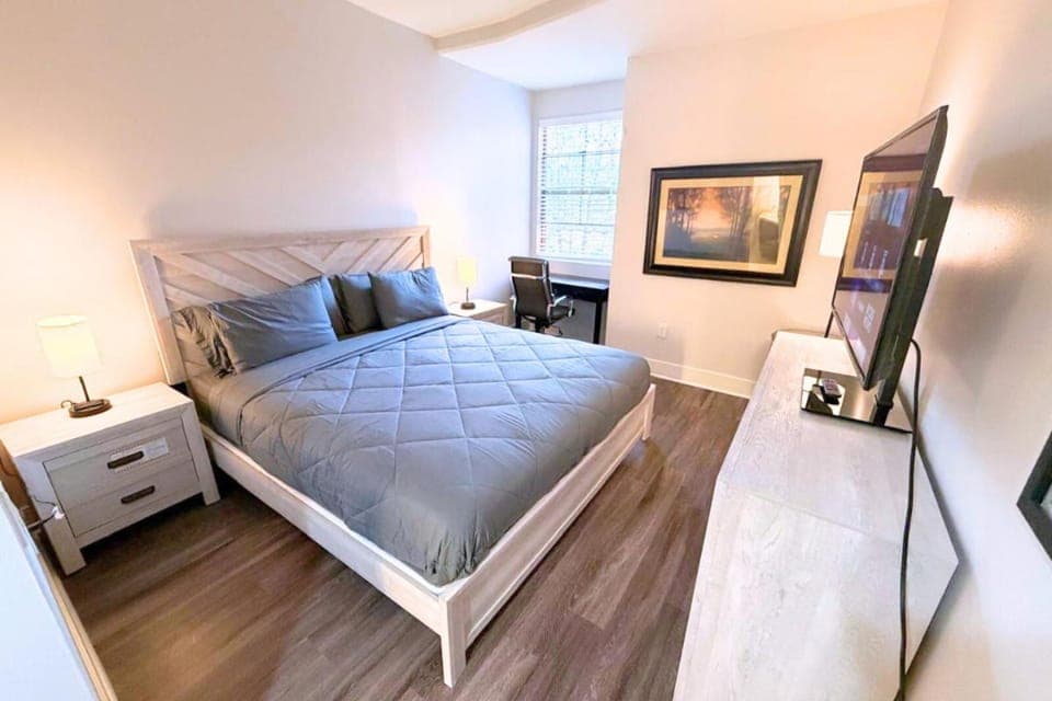 Stylish 2 Bed 2.5 Bath Condo Near Beverly Hills. Apartment in Westwood
