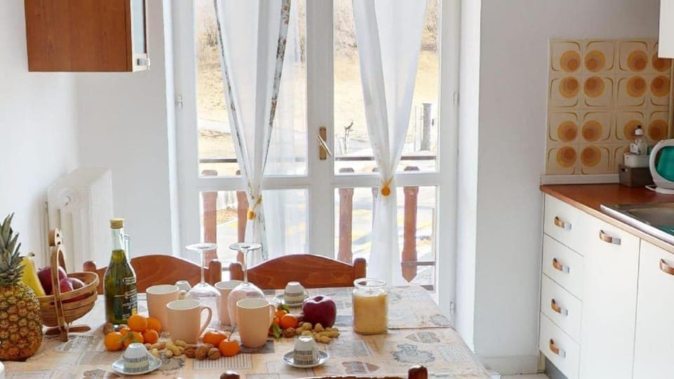 Kitchen or kitchenette, Dining area, stove