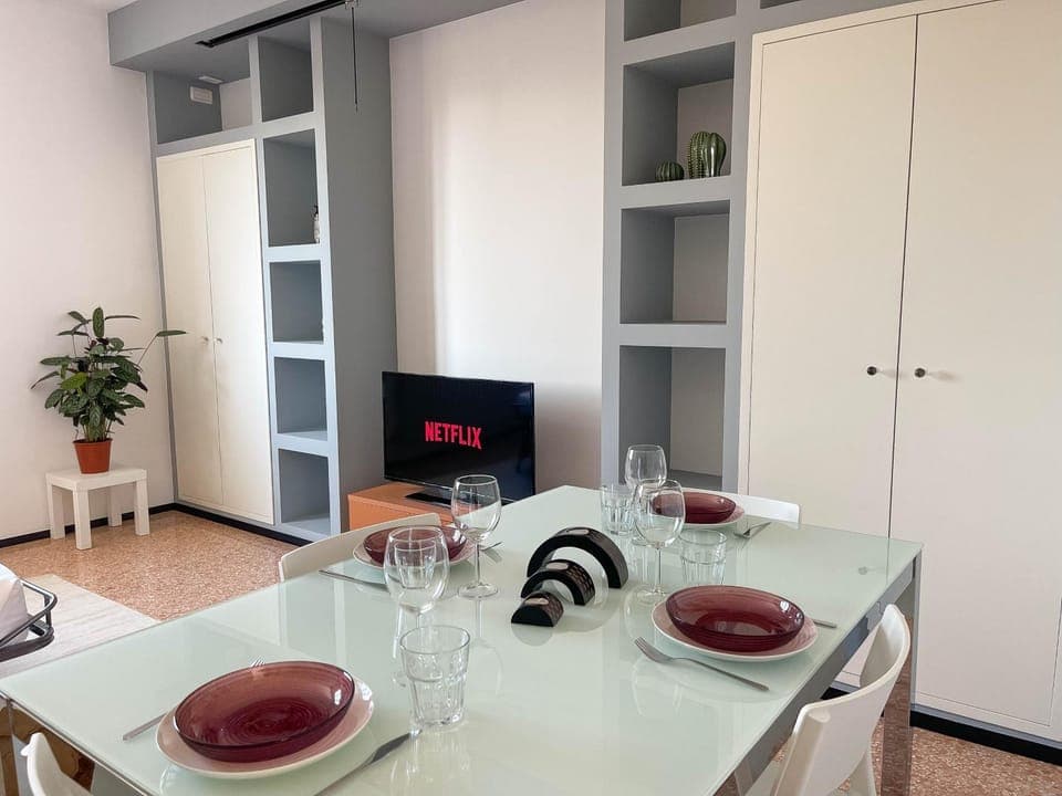 TV and multimedia, Living room, Seating area, Dining area