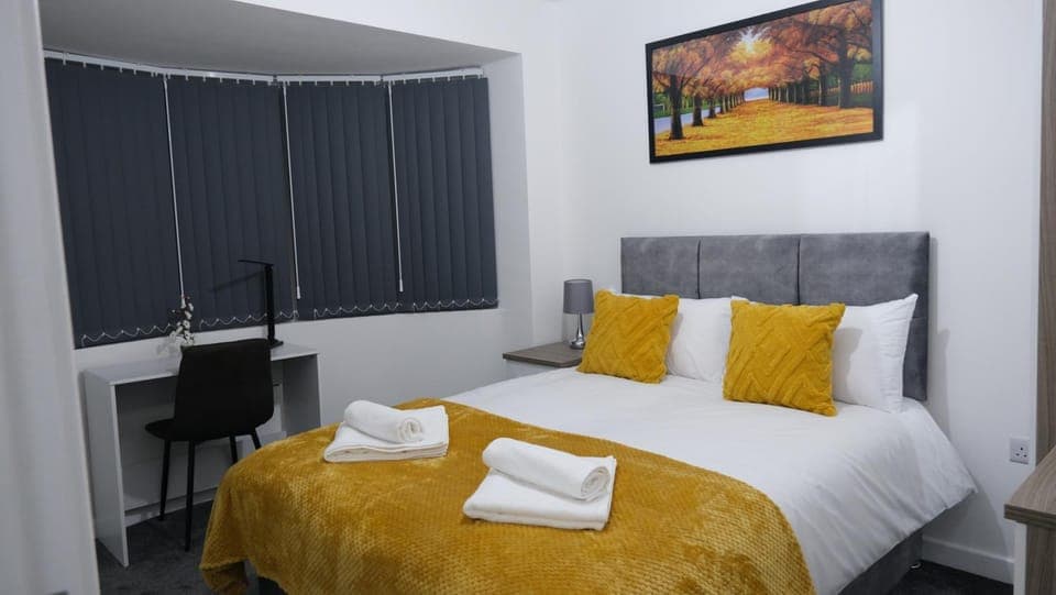 Bed, Photo of the whole room, Bedroom, towels