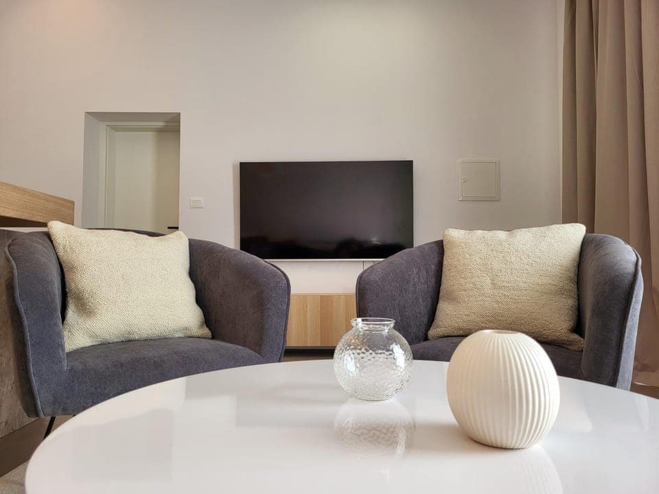 TV and multimedia, Living room, Seating area, air conditioner