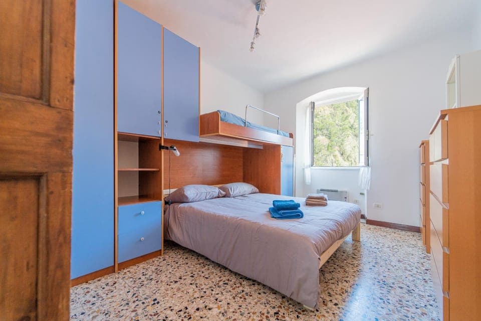 Bed, Bedroom, bunk bed, fireplace