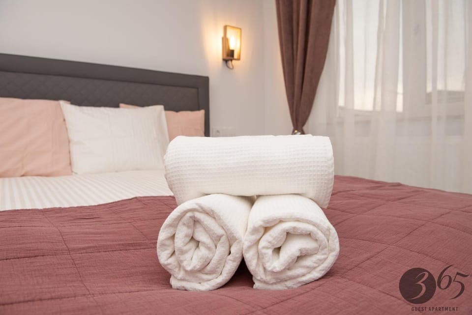 Bed, Bedroom, towels