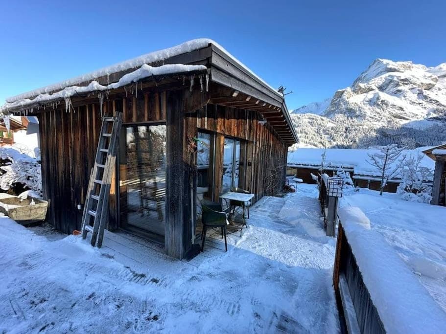 Property building, Day, Natural landscape, Winter, Mountain view