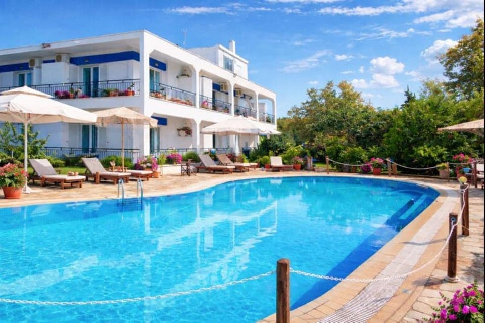 Property building, Spring, Day, Pool view, Swimming pool, sunbed