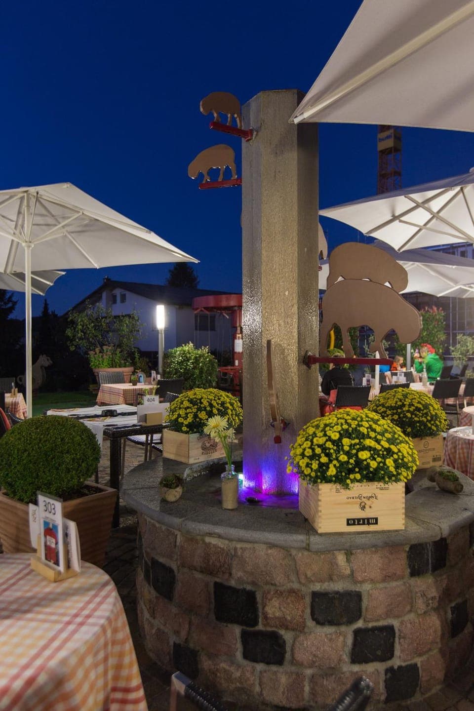 Restaurant/places to eat, Night