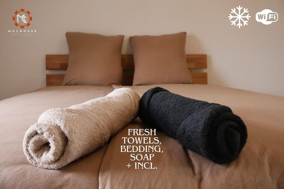 Bed, Photo of the whole room, Bedroom, towels