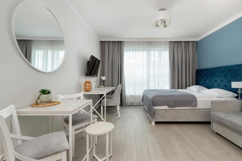 Bed, TV and multimedia, Living room, Photo of the whole room, Seating area, Bedroom