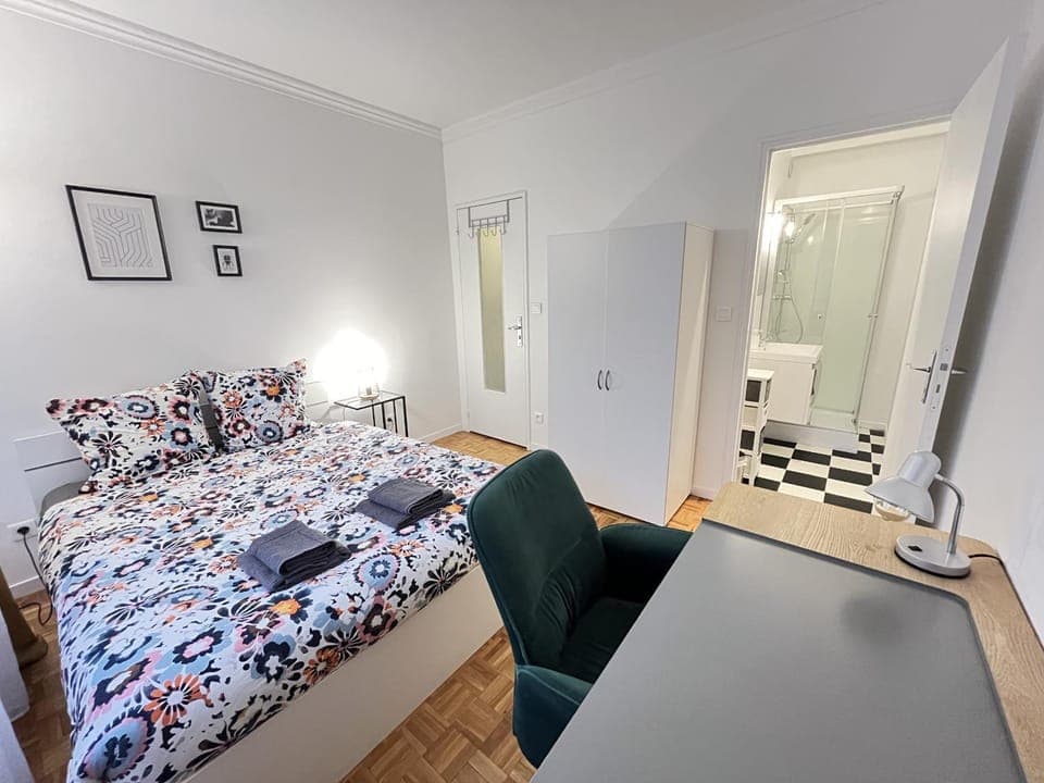 Bed, Photo of the whole room, Bedroom