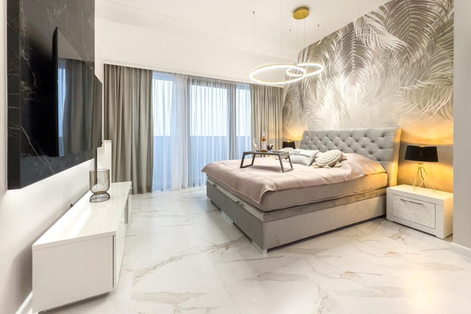 Bed, TV and multimedia, Photo of the whole room, Bedroom