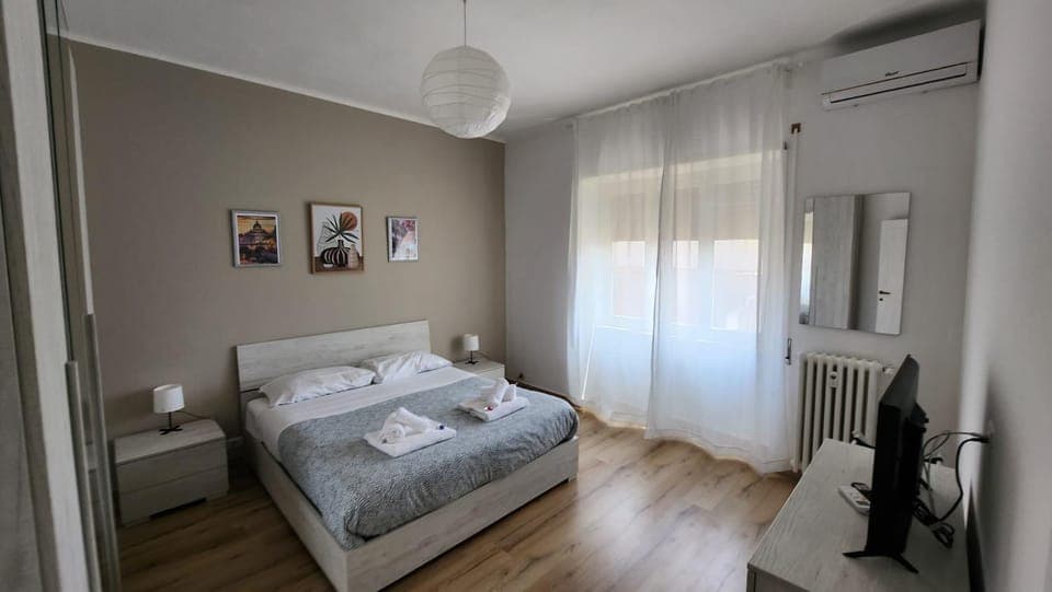 Bed, Photo of the whole room, internet, towels, wardrobe