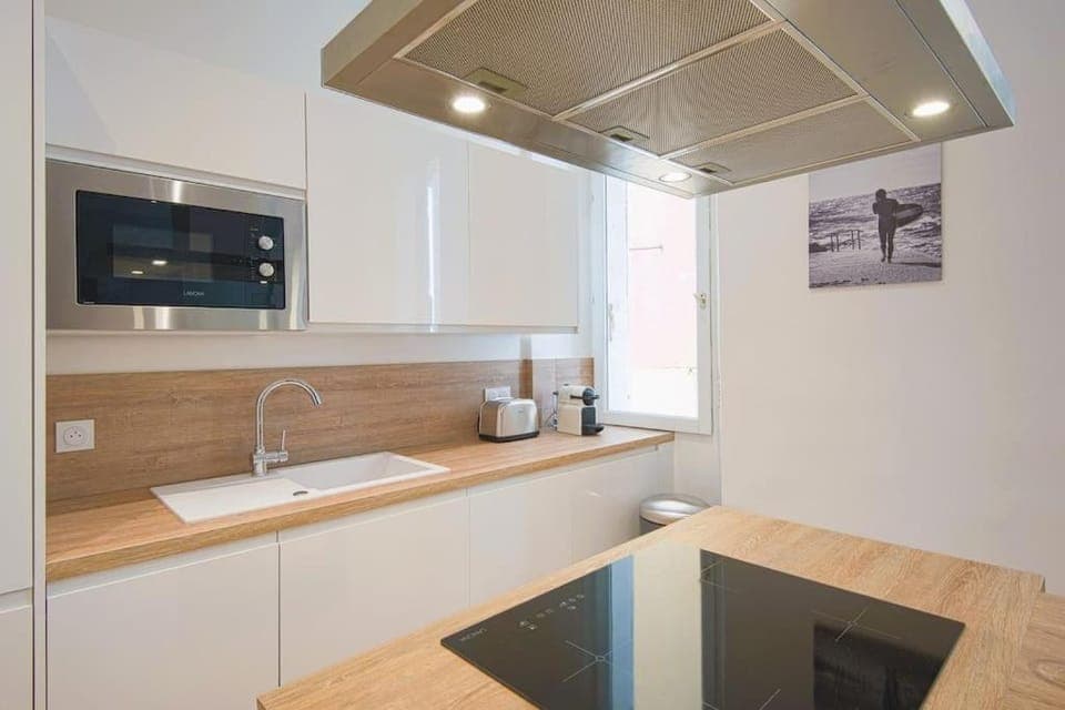 Kitchen or kitchenette, dishwasher, minibar, stove