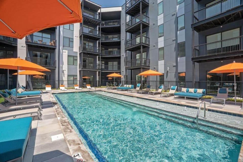 CozySuites at Main & Clay Apartment in Louisville